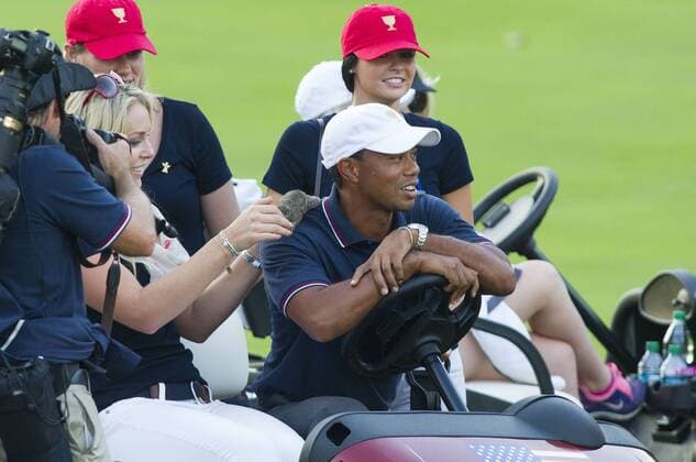 October 3, 2013: Lindsey Vonn puts a baby squirrel nicknamed Sammy by Davis Love III on Tiger Woods as they watch the final four-ball match on the 18th fairway during the first day of The Presidents Cup at Muirfield Village Golf Club in Dublin, Ohio PGA Golf Herren 2013: The Presidents Cup OCT 03 - ZUMAct5