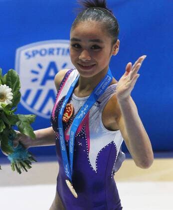ANTWERP, Oct. 5, 2013 -- Gold medalist Huang Huideng greets spectators after the awarding ceremony for the woman s uneven bar final of the world gymnastics championships in Antwerp, Belgium, Oct. 5, 2013. 