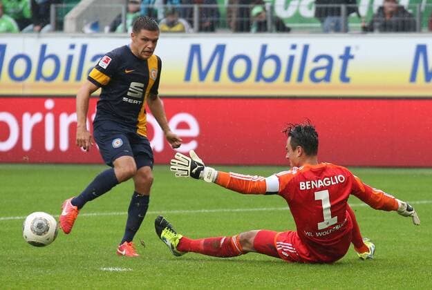 05.10.2013, Wolfsburg Fussball, Bundesliga Saison 2013 - 2014, Volkswagen Arena, 8. Spieltag VfL Wolfsburg - Eintracht Braunschweig 0:2 Mirko Boland (L Eintracht Braunschweig) bereitet gegen Torwart Diego Benaglio (R Wolfsburg) das Tor zum 0:1 vor.