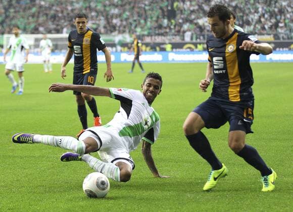 Foto: Ken Reichel - Braunschweig, gegen Luiz Gustavo, Wolfsburg geht zu Boden Fussball 1. Bundesliga am Sa. 05.10.2013 Wolfsburg - Eintr. Braunschweig 0 - 2