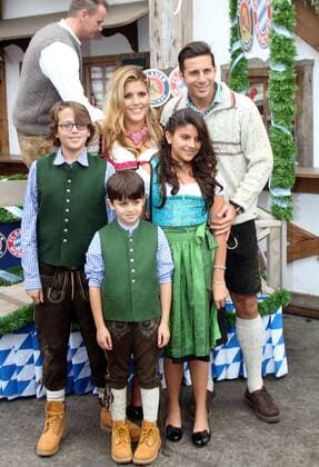 Claudio Pizarro mit Ehefrau Carla, Tochter Antonella und Söhnen Claudio und Gianluca Fussball FC Bayern München auf dem Oktoberfest 06.10.2013