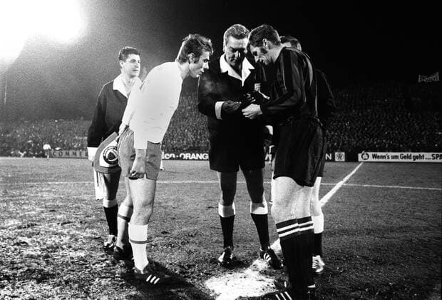Der Fussballspieler Reinhard Stan LIBUDA wäre am 10. Oktober 2013 70 Jahre alt geworden, Reinhard Stan LIBUDA (GER, li.), Spielführer, Kapitän vom FC Schalke 04 , bei der Seitenwahl vor Spielbeginn mit dem Schiedsrichter GUGULOVIC (Mi.) und dem Kapitän von Manchester City; Fussball Pokal der Pokalsieger, Halbfinale, Hinspiel FC Schalke 04 - Manchester City 1:0, am 01.04.1970 in der Glückaufkampfbahn in Gelsenkirchen; Â