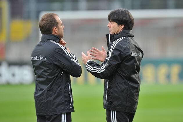 Fußball Training Nationalmannschaft am 08.10.2013 im Paul-Janes-Stadion in Düsseldorf Hans-Dieter Flick ( Assistenz-Trainer Deutschland ), links - Joachim Löw ( Bundestrainer ), rechts