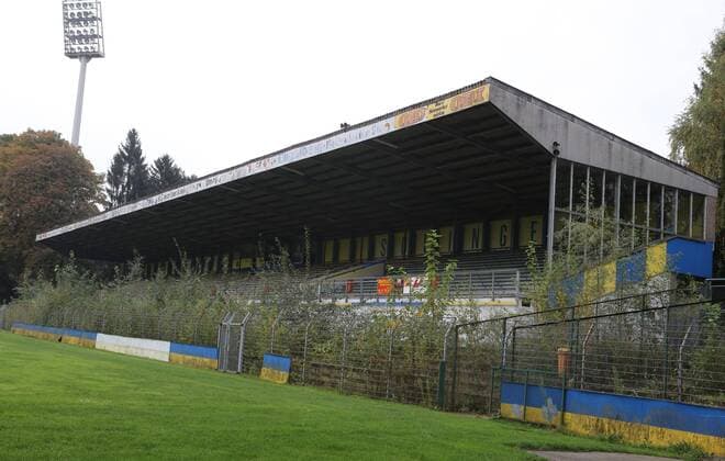 Fußball, Stadiongeschichte 1. FC Union Solingen Tristesse um das Union Stadion Solingen, es soll abgerissen werden und Wohnungen gebaut werden. Vor der Haupttribüne wuchert Unkraut