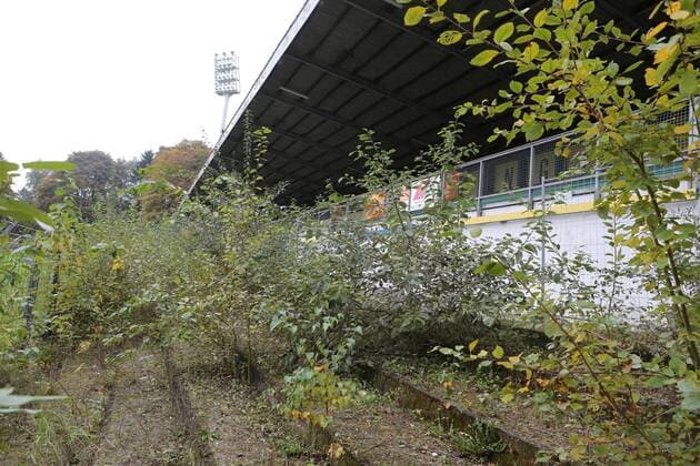 Fußball, Stadiongeschichte 1. FC Union Solingen Tristesse um das Union Stadion Solingen, es soll abgerissen werden und Wohnungen gebaut werden. Vor der Haupttribüne wuchert Unkraut