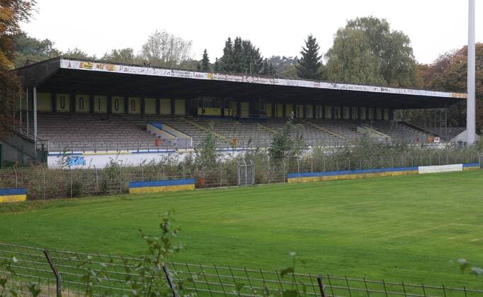 Fußball, Stadiongeschichte 1. FC Union Solingen Tristesse um das Union Stadion Solingen, es soll abgerissen werden und Wohnungen gebaut werden. Vor der Haupttribüne wuchert Unkraut