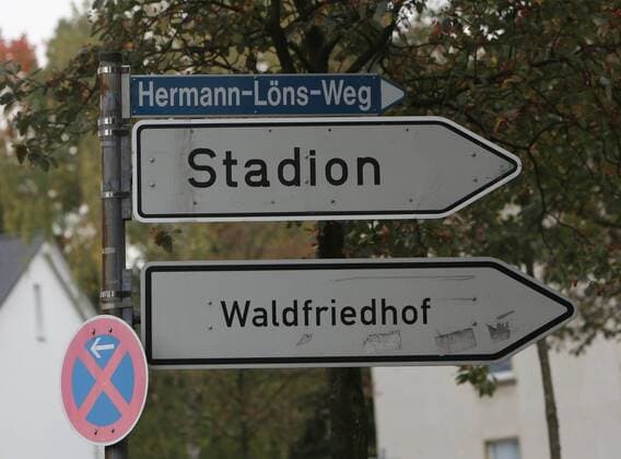 Fußball, Stadiongeschichte 1. FC Union Solingen Tristesse um das Union Stadion Solingen, es soll abgerissen werden und Wohnungen gebaut werden.Wegweiser zum Stadion am Hermann Löns Weg