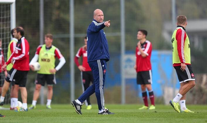 09.10.2013 - Fussball - 1. Bundesliga - Saison 2013 2014 - 1. FC Nürnberg FCN - Training - JüRa - Roger Prinzen (Trainer Interimstrainer 1. FC Nürnberg FCN ) zeigt und spricht zum Team