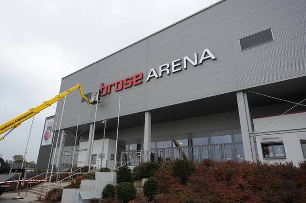 Arbeiter legen letzte Hand an die neue Beschriftung der brose Arena am 09.10.2013 09.10.2013 Brose Baskets Bamberg EP_hir