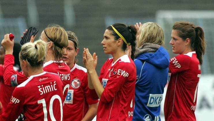 10.10.2013 Budapest(Hungary) WFC MTK Hungaria-1. FFC Turbine Potsdam UEFA Women s Champions League Jennifer Zietz(3nd from left) with Alexandra Singer(4th from left) and Inka Wesely(r) 1. FFC Turbine Potsdam celebrate victory after match : 