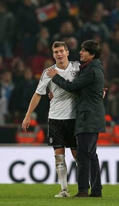11.10.2013, Deutsche Nationalmannschaft 2013 2014, WM-Qualifikation, Deutschland - Irland, im Rhein-Energie-Stadion Köln. Schlussjubel Deutschland v.l. Toni Kroos (Deutschland) und Bundestrainer Joachim Löw (Deutschland)
