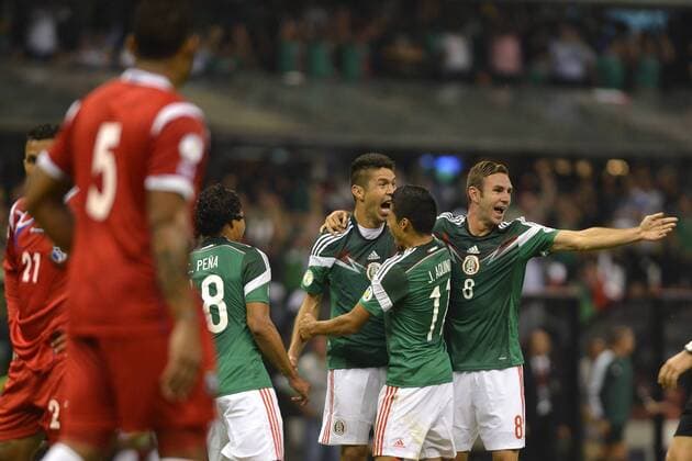 DISTRITO FEDERAL, MEXICO - OCTUBRE 11: Oribe Peralta Mexico - Javier Aquino - Miguel Layun, WM Quali CONCACAF, Estadio Azteca, 2013, Distrito Federal, Mexico. (Foto: JaimexLopezxJAMxMEDIA) Mexico vs Panama 