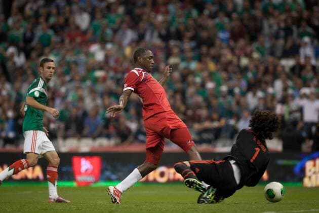 Panama s Luis Tejada (C) attempts a goal during the qualifiers match of the World Cup Brazil 2014 against Mexico at the Azteca Stadium, in Mexico City, Mexico, on Oct. 11, 2013. Mexico won the match 2-1. (Xinhua Pedro Mera) (sp) (xyf) (SP)MEXICO-MEXICO CITY-SOCCER-2014 WORLD CUP-QUALIFYING-MEXICO VS PANAMA 