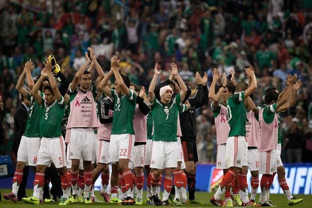 Mexico s players celebrate at the end of the qualifiers match of the World Cup Brazil 2014 against Panama at the Azteca Stadium, in Mexico City, Mexico, on Oct. 11, 2013. Mexico won the match 2-1. (Xinhua Pedro Mera) (sp) (xyf) (SP)MEXICO-MEXICO CITY-SOCCER-2014 WORLD CUP-QUALIFYING-MEXICO VS PANAMA 