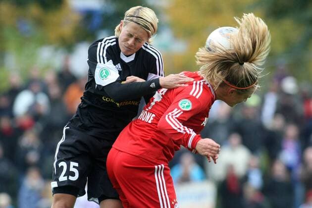 Frauen-Bundesliga, 5. Spieltag: 1. FFC Frankfurt - FC Bayern München am Samstag (12.10.2013) im Stadion am Brentanobad in Frankfurt am Main. Saskia Bartusiak (1. FFC Frankfurt, L), Clara Schöne (FC Bayern München).