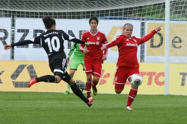 Frauen-Bundesliga, 5. Spieltag: 1. FFC Frankfurt - FC Bayern München am Samstag (12.10.2013) im Stadion am Brentanobad in Frankfurt am Main. Dzsenifer Marozsan (1. FFC Frankfurt, L), Amber Brooks (FC Bayern München).