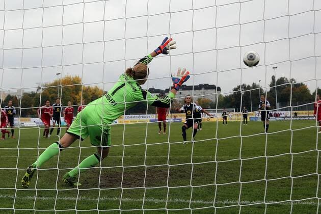 Kathrin Längert (Bayern) hat beim Elfmeter gegen Lira Bajramaj (FFC) das Nachsehen und kassiert das 2:0 - 1. FFC Frankfurt vs. FC Bayern München