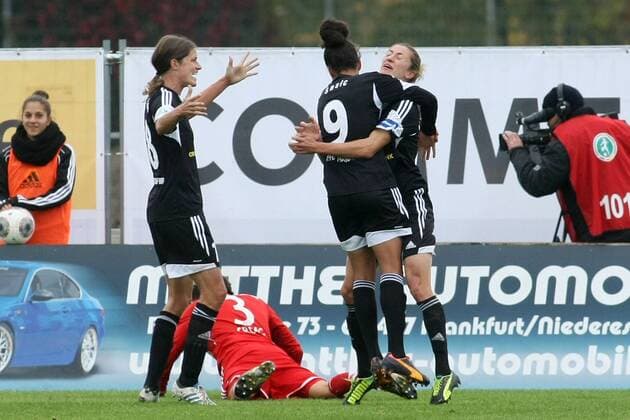 Frauen-Bundesliga, 5. Spieltag: 1. FFC Frankfurt - FC Bayern München am Samstag (12.10.2013) im Stadion am Brentanobad in Frankfurt am Main. Jubel nach 1:0 durch Celia Sasic (1. FFC Frankfurt).