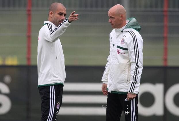 FCB II-Trainer Erik ten Hag (re.) im Gespräch mit dem Trainer Pep Guardiola (FC Bayern München) Fussball FC Bayern München Training 08.10.2013