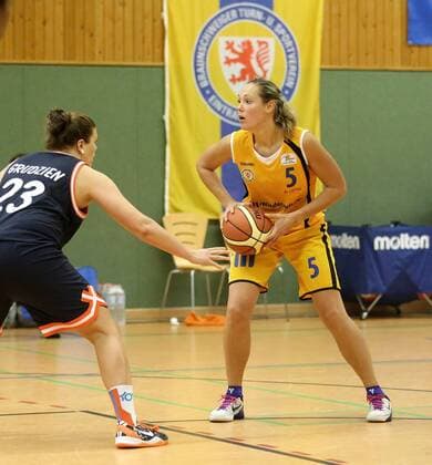 v.l. Klaudia grudzien (Goettingen), Katharina Wohlberg (Braunschweig). Eintracht braunschweig 56-68 BG 74 Veilchen ladies Goettingen