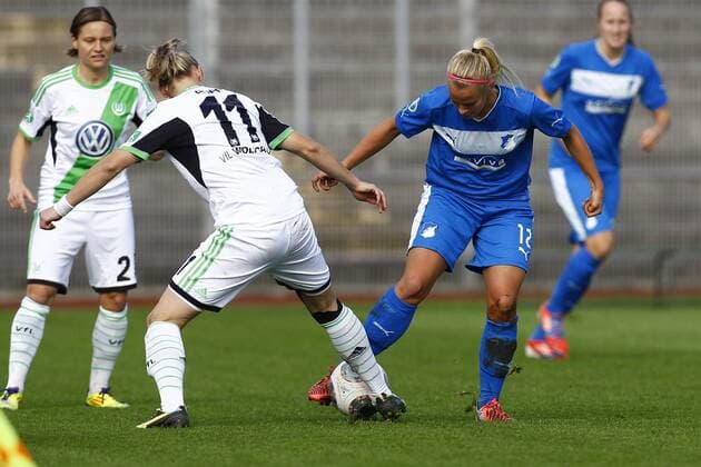 13.10.2013, VfL Stadion am Elsterweg, Wolfsburg, Frauenfussball Ligaspiel, 1. Liga, VfL Wolfsburg vs TSG 1899 Hoffenheim, im Bild Alexandra Popp (11, VfL Wolfsburg, li.) im Zweikampf mit Stephanie Breitner (12, TSG 1899 Hoffenheim) GER, 1. FBL, VfL Wolfsburg vs TSG 1899 Hoffenheim