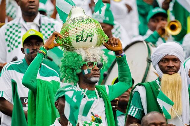 A football fan of Nigeria watches the qualifiers match in Addis Ababa, Oct. 13, 2013.. (Xinhua Li Jing) (SP) - 