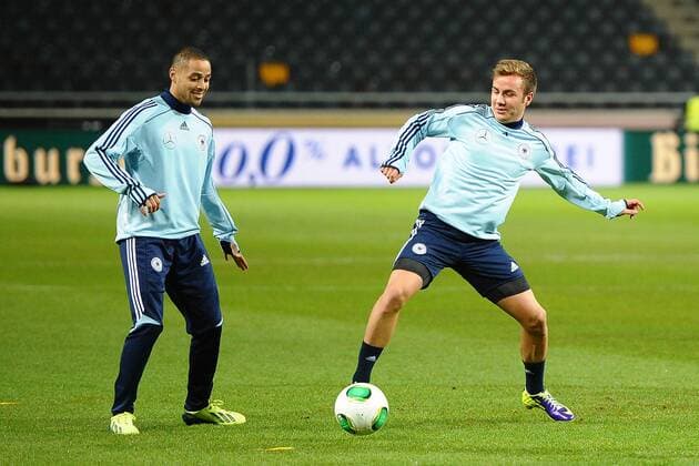 Fußball Abschlusstraining Deutschland am 14.10.2013 in der Friends Arena in Stockholm Sidney Sam ( Deutschland ), links - Mario Götze ( Deutschland ), rechts