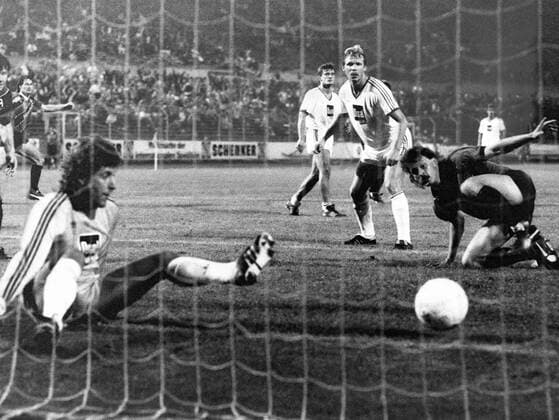 Ralf Balzis (Eintracht Frankfurt, re.) erzielt gegen Torwart Harald -Toni- Schumacher (FC Schalke 04) das Tor zum 3:2