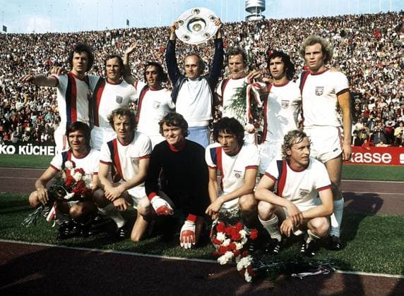 FC Bayern München D.M. 1972 73 Hintere Reihe v,l, Franz Beckenbauer ; Franz Roth ; Franz Krauthausen ; Trainer Udo Lattek ; Georg Schwarzenbeck ; Gerd Müller ; Uli Hoeness von v,l, Wilhelm Hoffmann ; Jonny Hansen ; Sepp Maier ; Edgar Schneider ; Bernd Dürnberger