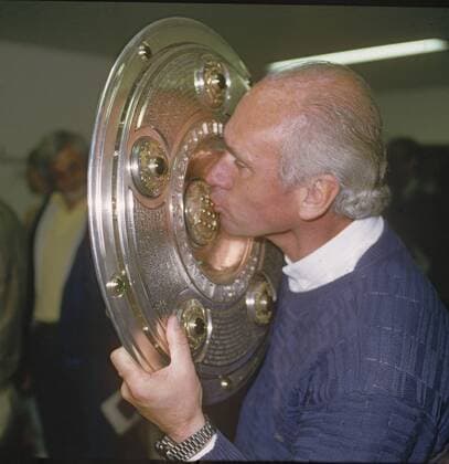 FC BAYERN Deutscher Meister 1986 Udo Lattek mit Meisterschale FC Bayern München 98861838
