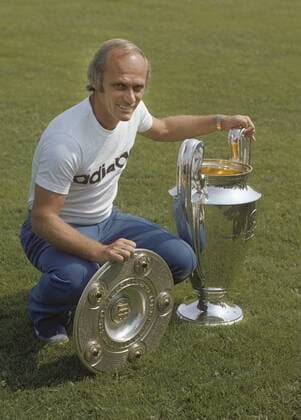 FC BAYERN Deutscher Meister 1974 Trainer Udo Lattek mit Meisterschale und Europacup 1974 FC Bayern München 98861838