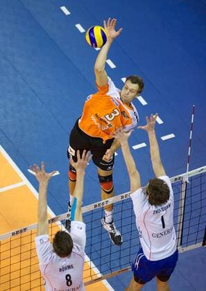 Volleyball Berlin 15.10.2013 1. Bundesliga DVL Saison 2013 2014 Berlin Recycling Volleys - Generali Haching Robert Kromm (Berlin, No.03) Markus Böhme (Haching, No.08) Tsimafei Zhukouski (Haching, No.01)