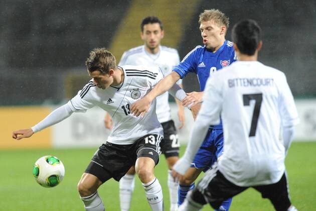Kampf um den Ball zwischen Erik Durm (Deutschland U21, Borussia Dortmund) (L) und Ari O. Ellingsgaard (Färöer Islands U21), Aktion, Action Deutschland vs Färöer Inseln, Fussball, EM-Qualifikation U21, 15.10.2013 EP_SIPPEL