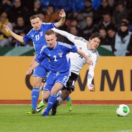 Kampf um den Ball zwischen Beinur Ellefsen (Färöer Islands U21) (hinten), Barour Hansen (Färöer Islands U21) (L) und Nico Schulz (Deutschland U21, Hertha BSC), Aktion, Action Deutschland vs Färöer Inseln, Fussball, EM-Qualifikation U21, 15.10.2013 EP_SIPPEL
