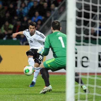 Amin Younes (Deutschland U21, Borussia Mönchengladbach) scheitert an Teitur M. Gestsson (Färöer Islands U21), Aktion, Action Deutschland vs Färöer Inseln, Fussball, EM-Qualifikation U21, 15.10.2013 EP_SIPPEL