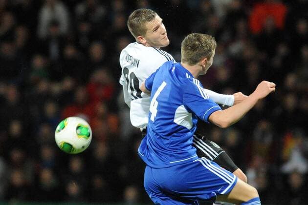 Kopfballduell Andre Hoffmann (Deutschland U21, Hannover 96) (hinten) und Hordur Askham (Färöer Islands U21), Aktion, Action Deutschland vs Färöer Inseln, Fussball, EM-Qualifikation U21, 15.10.2013 EP_SIPPEL