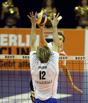 Paul Carroll (BR Volleys), hintern,. vorne Konstantin Shumov (Haching), BR Volleys Berlin vs Generali Haching Deutsche Volleyball Liga, 2013 2014, Herren, Männer, Volleyball, Deutschland, Germany, Max-Schmeling-Halle Berlin, 15.10.2013