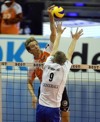 Paul Carroll (BR Volleys), hintern,. vorne Konstantin Shumov (Haching), BR Volleys Berlin vs Generali Haching Deutsche Volleyball Liga, 2013 2014, Herren, Männer, Volleyball, Deutschland, Germany, Max-Schmeling-Halle Berlin, 15.10.2013