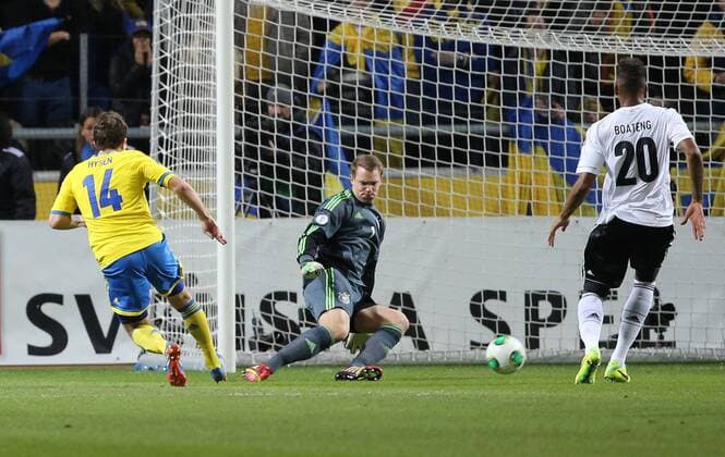 Stockholm , Fußball Länderspiel Schweden vs. Deutschland Tor zum 1 : , von links: Torschütze Tobias Hysen ( SWE ) Manuel neuer ( GER ) Jerome Boateng ( GER )