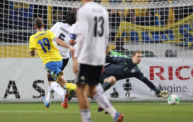 Stockholm , Fußball Länderspiel Schweden vs. Deutschland tor zum 2 : 0 , von links: Torschütze Alexander Kacaaniklic ( SWE ) Mats Hummels ( GER ) Manuel Neuer ( GER )