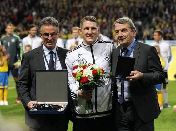 Ehrung Bastian Schweinsteiger (GER) für das 100. Länderspiel, .l. DFB-Generalsekretär Helmut Sandrock, Bastian Schweinsteiger, DFB-Präsident Wolfgang Niersbach (Deutschland) . Schweden-Deutschland . Fussball-Länderspiel 2013, WM-Qualifikation . Stockholm, SWE, 15.10.2013 ,