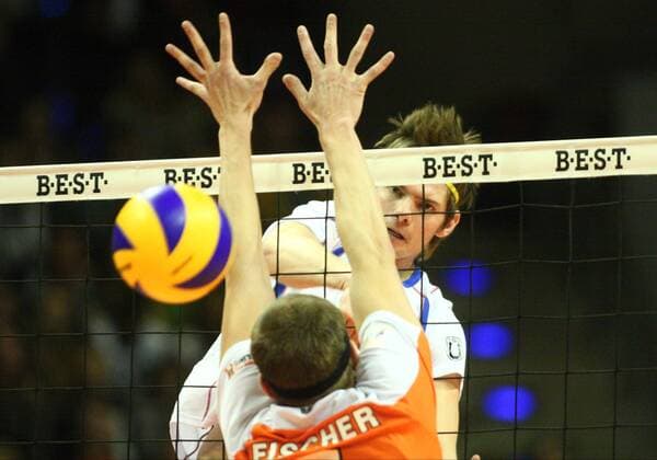 Tsimafei Zhukouski (Haching 1) gegen den Block aus Scott Touzinsky (Berlin 1)