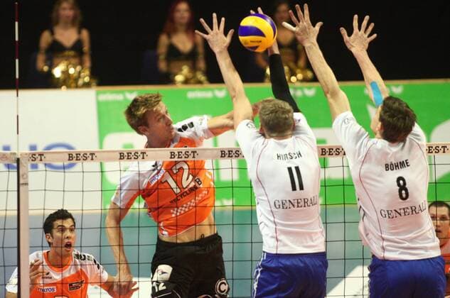 Berlin, Deutschland, 15.10.2013: Volleyball DVL 1. Bundesliga Saisoneröffnung Saisoneroeffnung 2013 2014 - Berlin Recycling Volleys - Generali Haching. Paul Carroll (Berlin 12) gegen den Block aus Simon Hirsch (Haching 11) und Marcus Böhme Boehme (Haching 8)