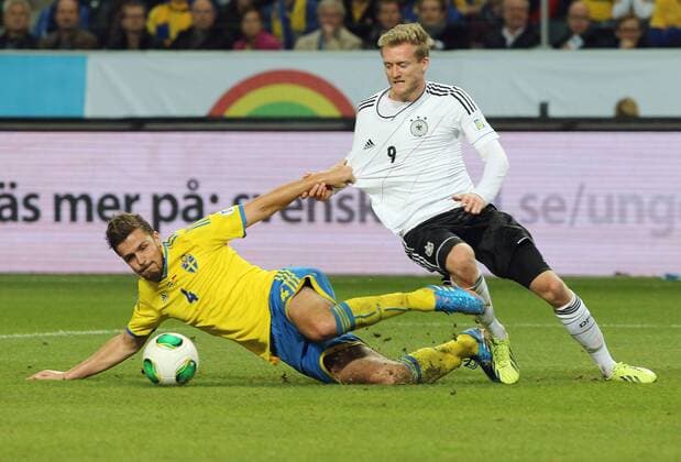 Stockholm , Fußball Länderspiel Schweden vs. Deutschland von links: Per Nilsson ( SWE ) Andre Schürrle ( GER )