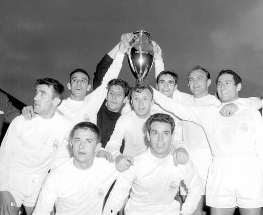 Real Madrid football team holding the European Cup after their 7-3 victory against Eintracht Frankfurt at Hampden Park, Glasgow. 18th May 1960 kbdig 1999 quadrat 