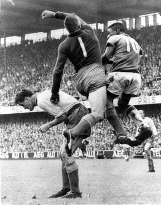 Fußball, WM 1958 in Stockholm, Finale Brasilien – Schweden 5 - 2 1958 World Cup Brazil v Sweden Kalle Svensson, the Swedish goalkeeper assisted by Tulle Gustafsson struggles for the ball with Pele during the world Cup final in Stockholm, Sweden. 30th June 1958. kbdig hoch 1958 Kalle Svensson swedish goalie Tulle Gustafsson football international world cup 