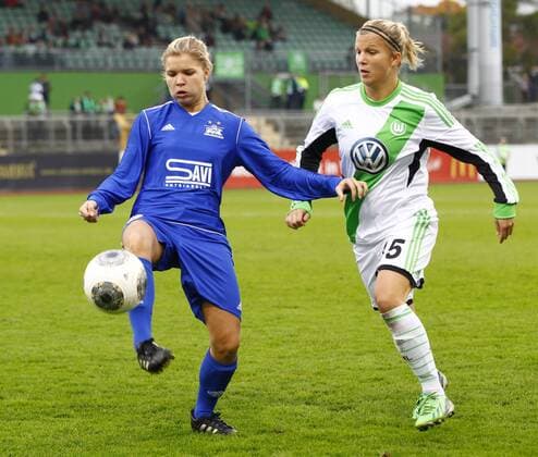 16.10.2013, VfL Stadion am Elsterweg, Wolfsburg, Frauenfussball Champions-League, Sechzehntelfinale, Rückspiel, VfL Wolfsburg (GER) vs Pärnu JK (EST), im Bild Olga Ivanova (19, Pärnu JK, li.) im Zweikampf mit Lyn Meyer (15, VfL Wolfsburg) GER, CL, VfL Wolfsburg (GER) vs Pärnu JK (EST)