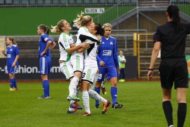 16.10.2013, VfL Stadion am Elsterweg, Wolfsburg, Frauenfussball Champions-League, Sechzehntelfinale, Rückspiel, VfL Wolfsburg (GER) vs Pärnu JK (EST), im Bild Luisa Wensing (2, VfL Wolfsburg, li.), Torschützin Lyn Meyer (15, VfL Wolfsburg) und Nadine Kessler (13, VfL Wolfsburg) jubeln nach dem Tor zum 1:0 für Wolfsburg GER, CL, VfL Wolfsburg (GER) vs Pärnu JK (EST)