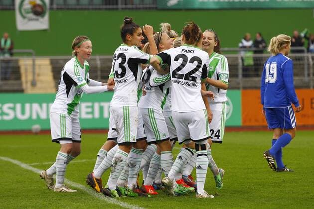 16.10.2013, VfL Stadion am Elsterweg, Wolfsburg, Frauenfussball Champions-League, Sechzehntelfinale, Rückspiel, VfL Wolfsburg (GER) vs Pärnu JK (EST), im Bild Conny Pohlers (26, VfL Wolfsburg), Jovana Damnjanovic (23, VfL Wolfsburg), Lyn Meyer (15, VfL Wolfsburg), Verena Faisst (22, VfL Wolfsburg), Joelle Wedemeyer (24, VfL Wolfsburg) jubeln nach dem Tor zum 1:0 für Wolfsburg GER, CL, VfL Wolfsburg (GER) vs Pärnu JK (EST)