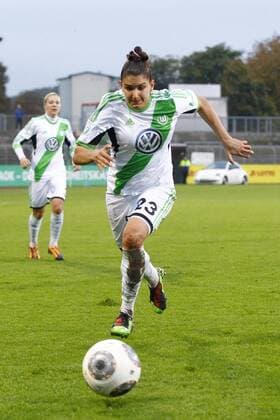 16.10.2013, VfL Stadion am Elsterweg, Wolfsburg, Frauenfussball Champions-League, Sechzehntelfinale, Rückspiel, VfL Wolfsburg (GER) vs Pärnu JK (EST), im Bild Jovana Damnjanovic (23, VfL Wolfsburg) am Ball GER, CL, VfL Wolfsburg (GER) vs Pärnu JK (EST)